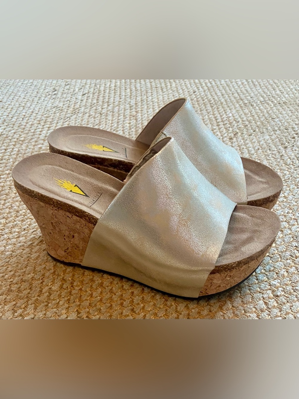 NIB Volatile Gold Scholar Cork Wedge Shoe Size 7